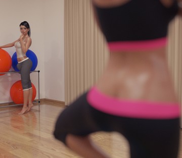 Leah & Zara Sexy Gym - Page 7